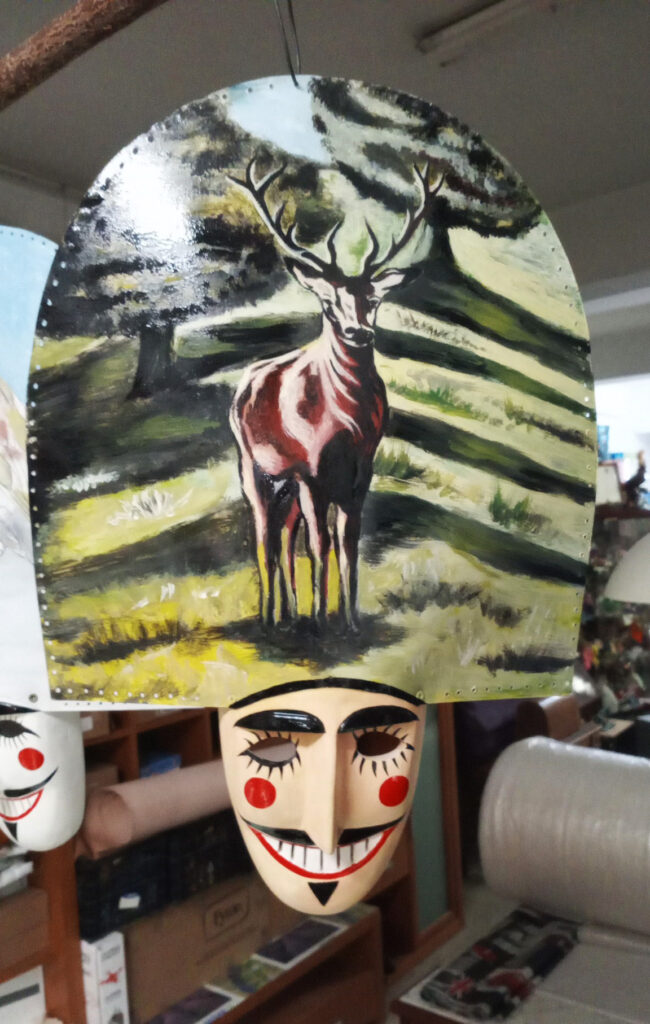 Mascara con ciervo