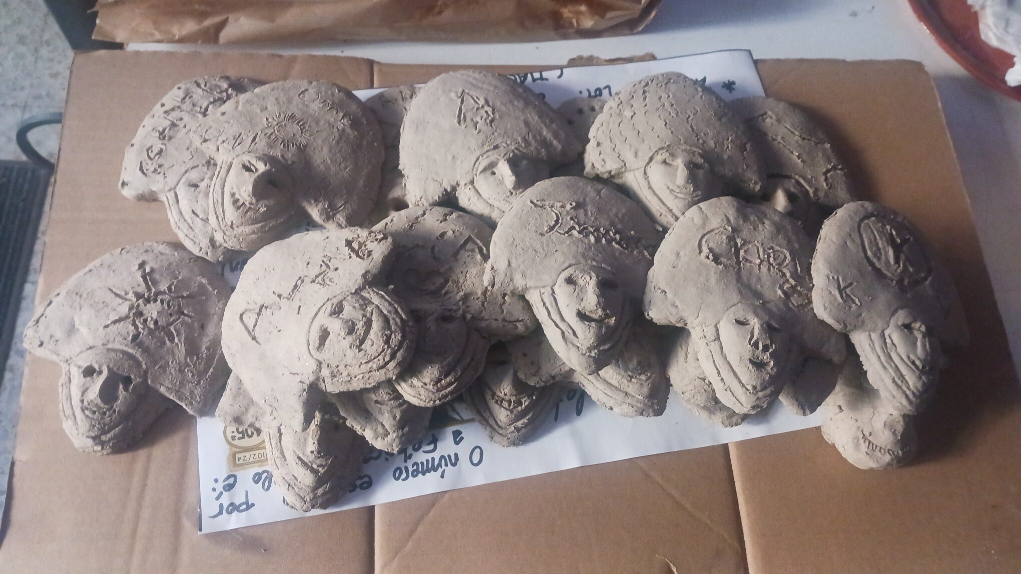 Mascaras hechas en un taller